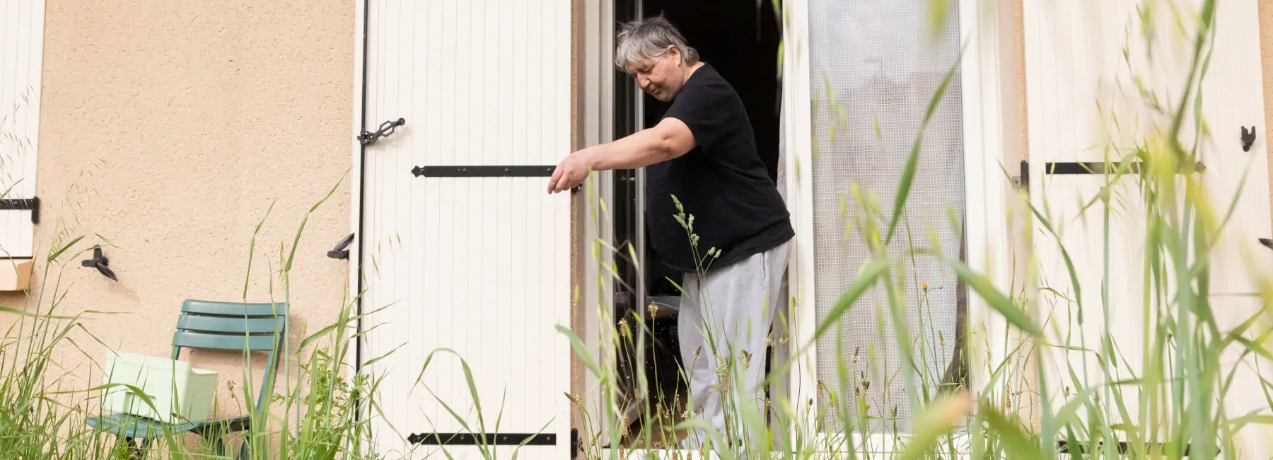 Homme sortant d'une maison