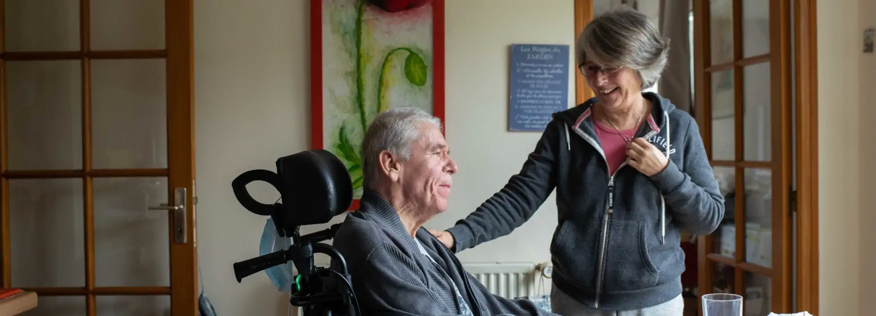 Couple avec un homme en fauteuil électrique