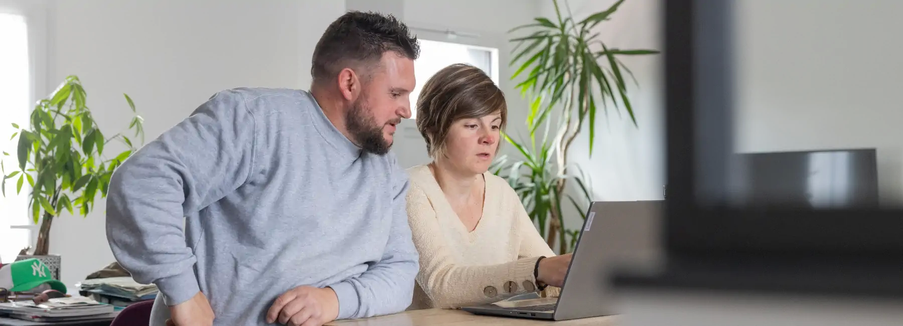 Couple consultant un ordinateur