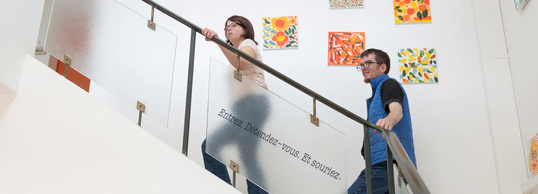 Couple montant un escalier