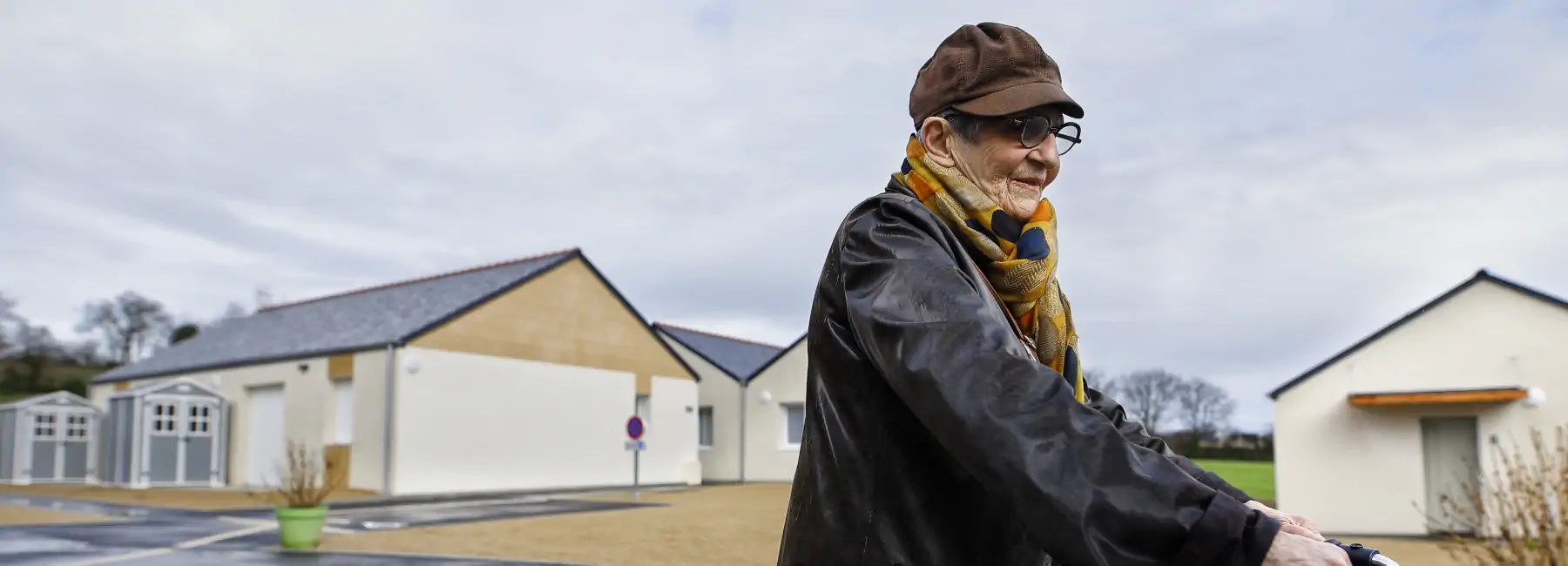 Personne âgée se promenant dans une rue