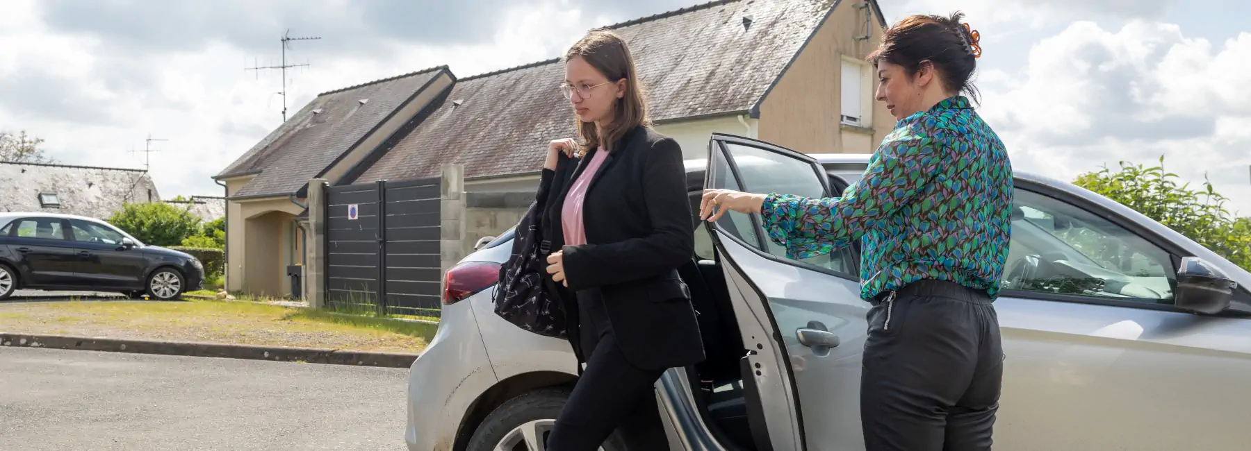 Jeune fille sortant d'une voiture