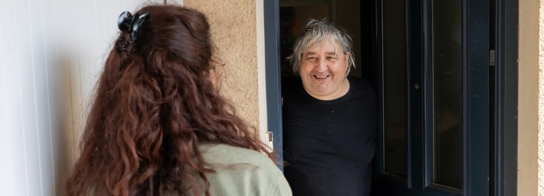 Personne ouvrant une porte