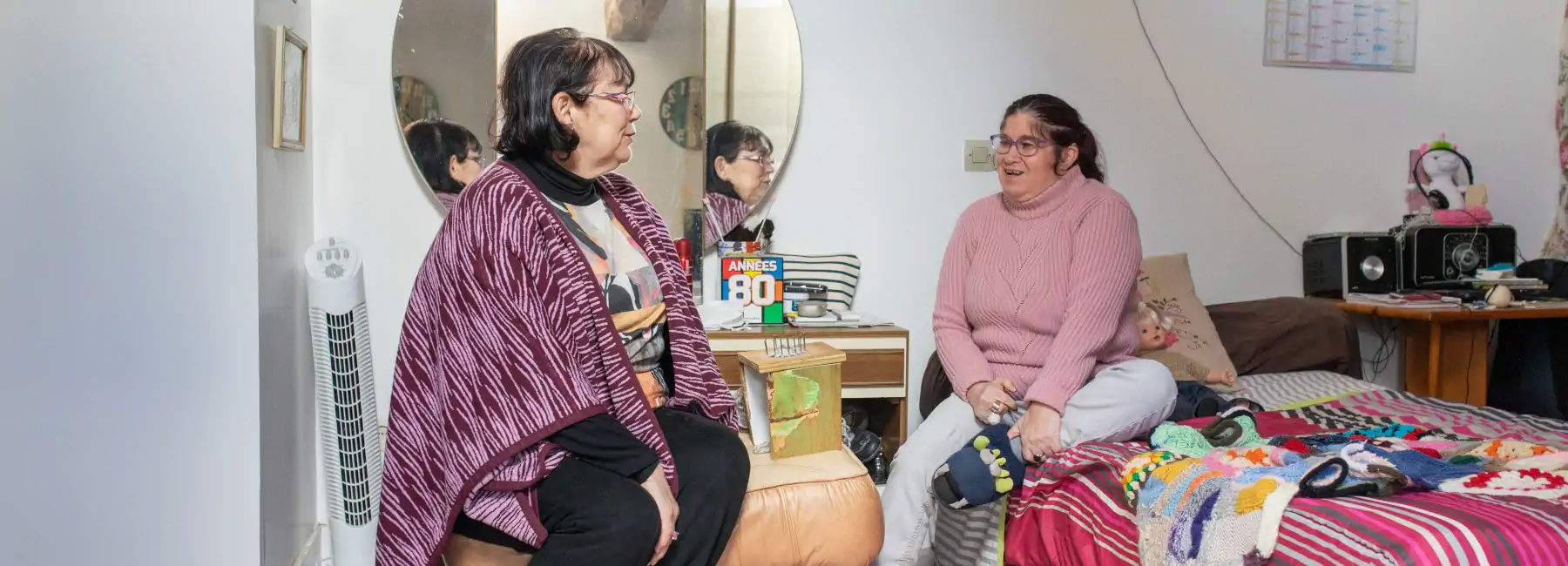 Femmes assises discutant dans une chambre
