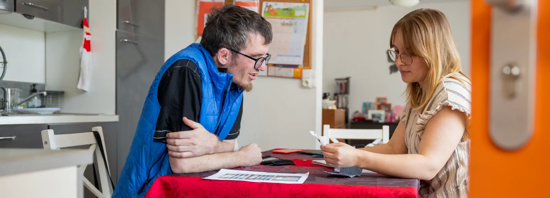 Couple autour d'une table